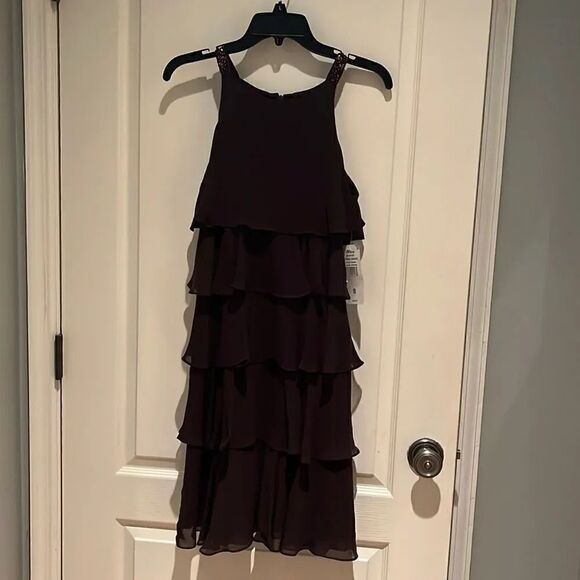 Beautiful brown flouncy dress. Never worn. Size 8 - Picture 1 of 4